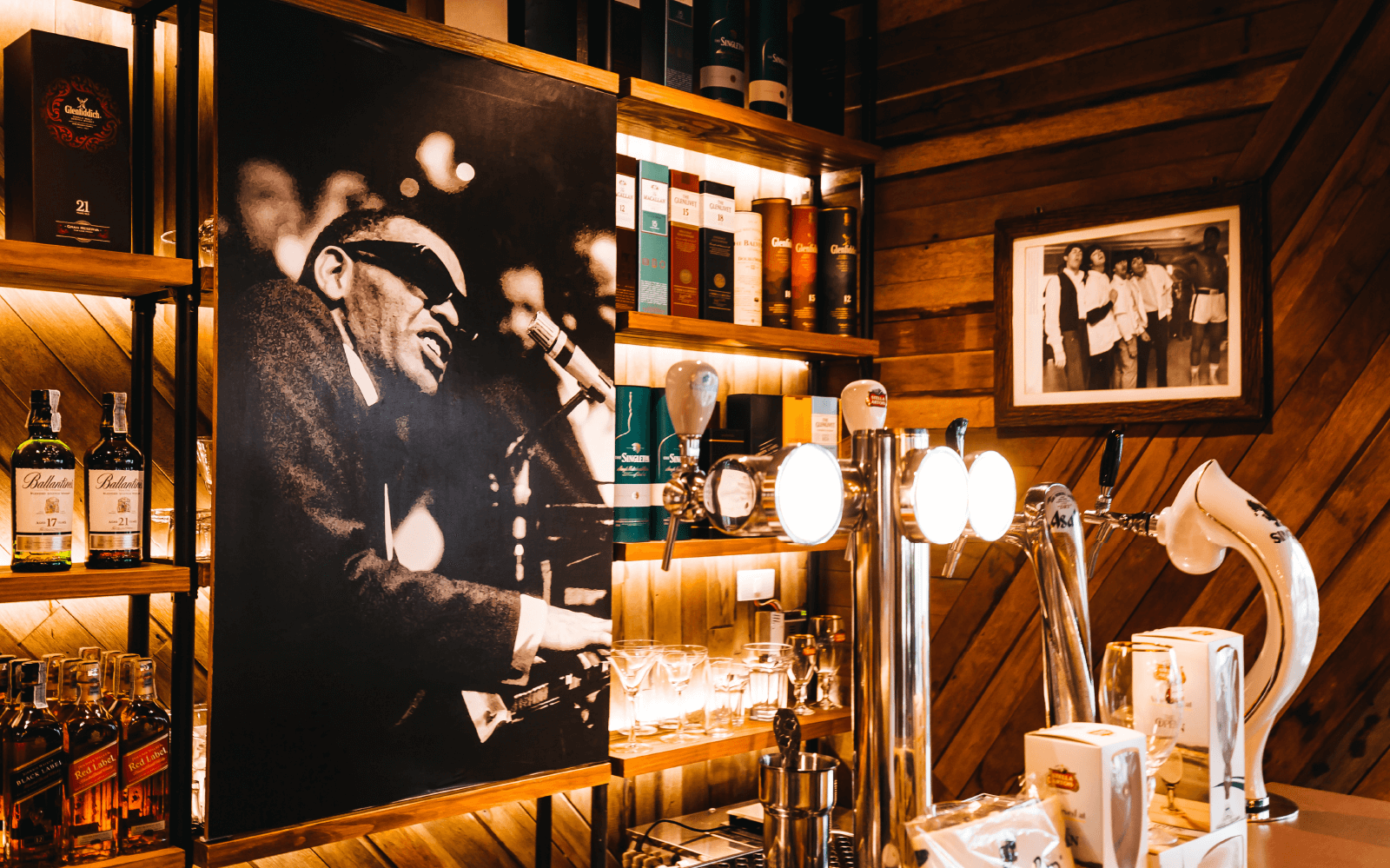 Saxophone Pub Live Jazz and Blues